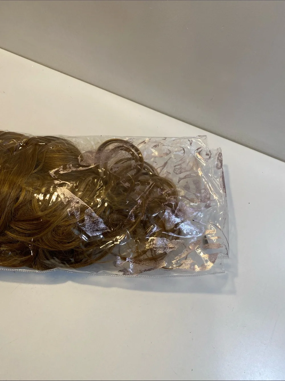 SHAKE & GO Women's Long Wavy Synthetic Wig in Light Ginger Brown